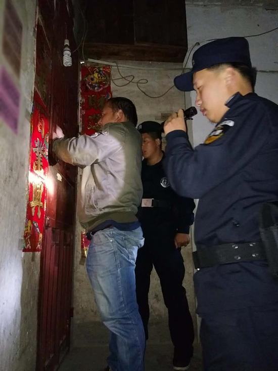 韶关粗心妈妈误将幼女锁家中 