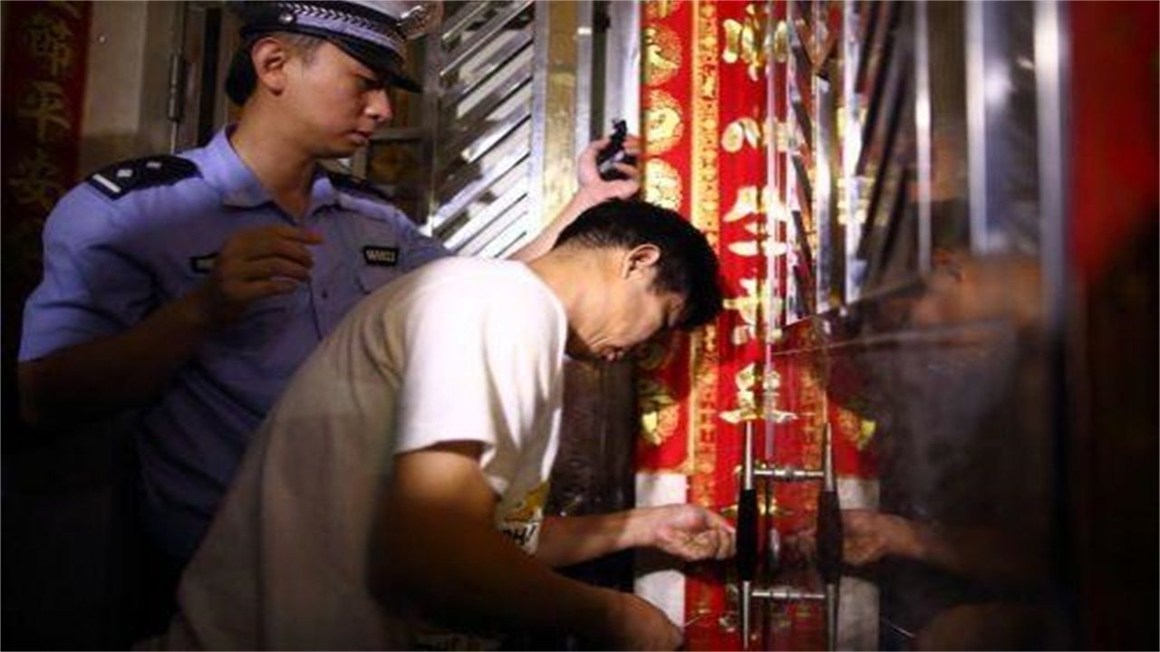 韶关请开锁师傅开了锁后，师傅